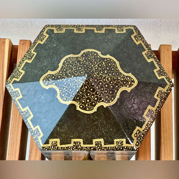 Vintage wood and lacquer hand painted hexagonal box - Picture 5 of 9